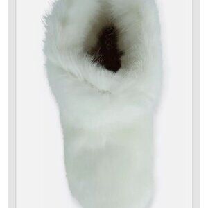 Ugg amary nwt size 8 fits size 7 snow white slipper booties
